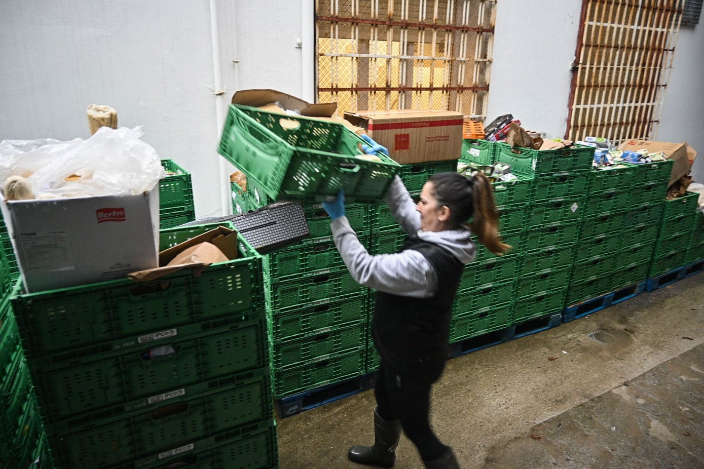 Muchos comercios de Laredo se han visto afectados por las inundaciones. Un día después, trabajan a marchas forzadas para recuperar sus negocios. En la imagen, trabajadores de un supermercado de la localidad.