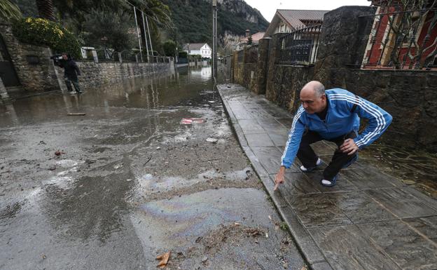 Julio Castro señala el nivel que alcanzó el agua