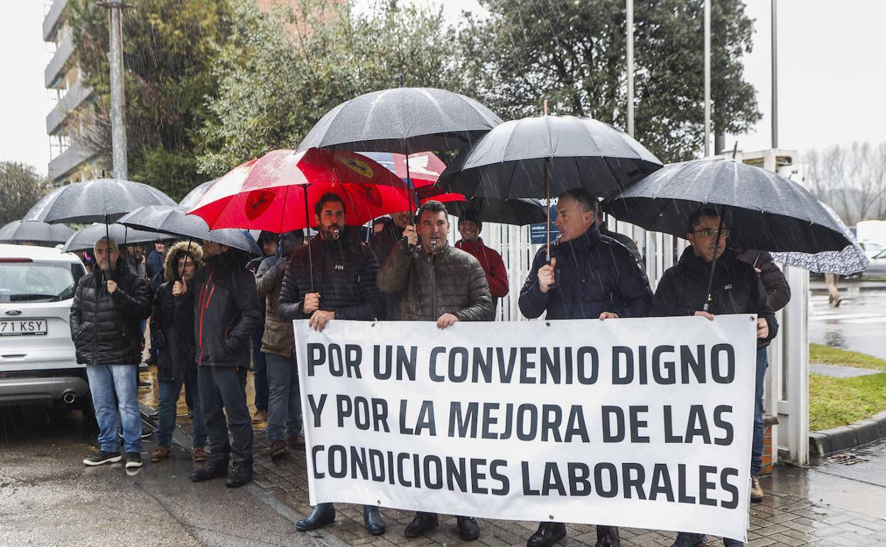 Protesta ante las puertas de Aspla el lunes. 