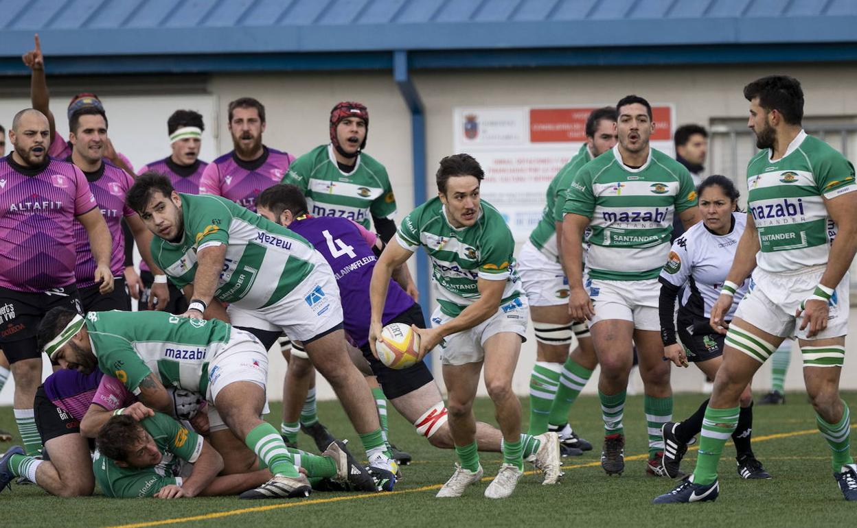 El medio melé Lucas Latrónico, con el oval, en una jugada de ataque del Mazabi Santander, en el partido jugado en San Román ante el equipo navarro La Única.