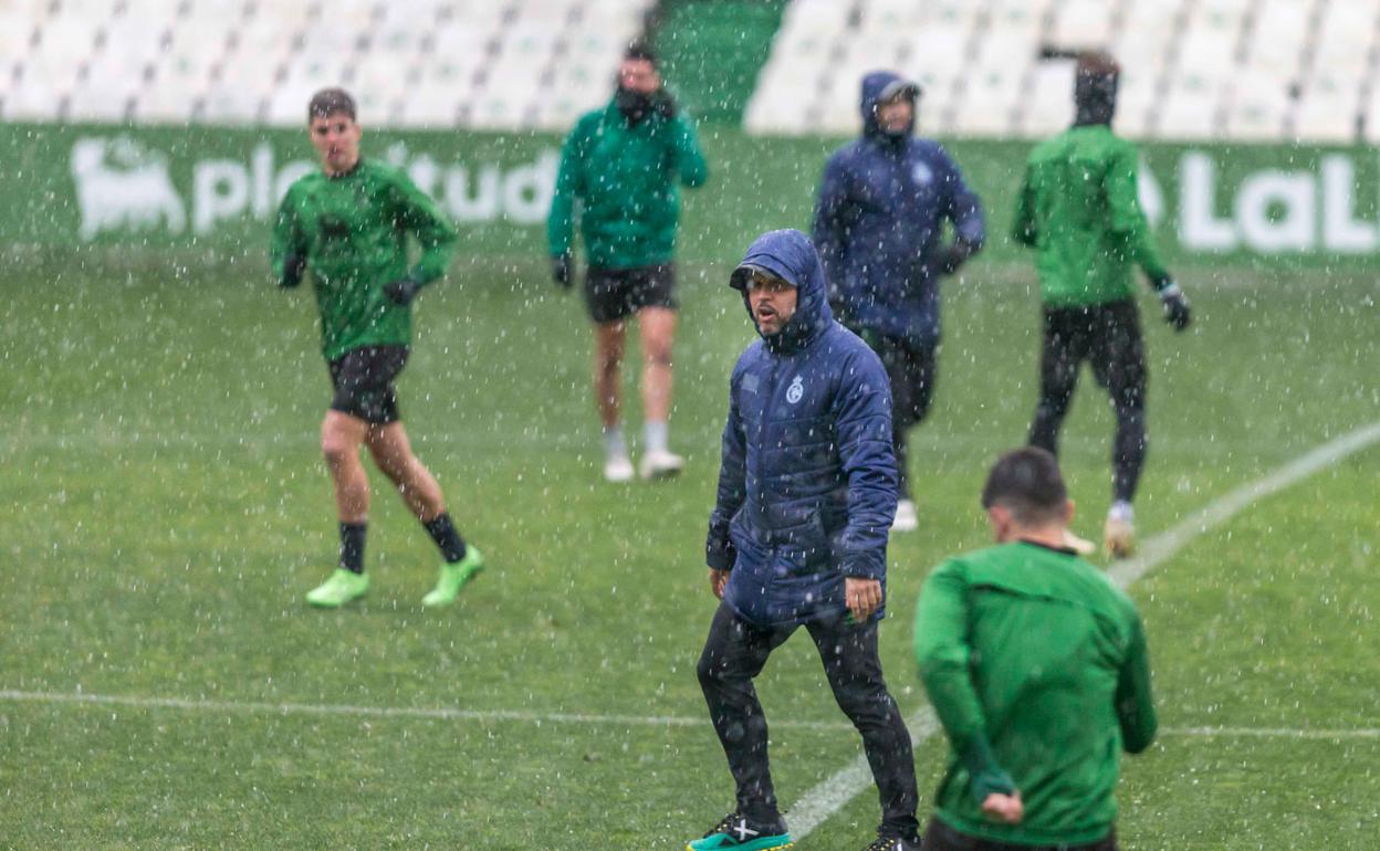 Los jugadores verdiblancos han tenido que lidiar con un terreno de juego condicionado por la lluvia y el granizo.