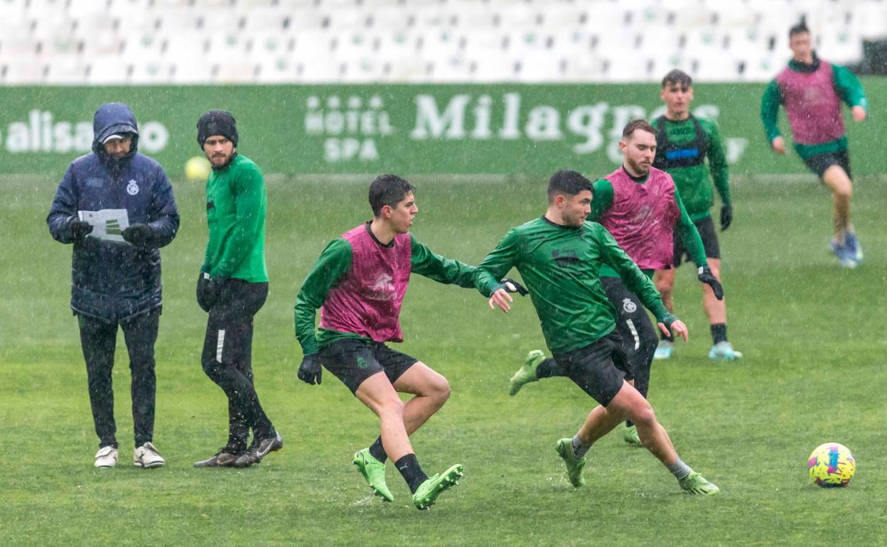 Los jugadores del Racing, entrenando este miércoles en los Campos de Sport. 