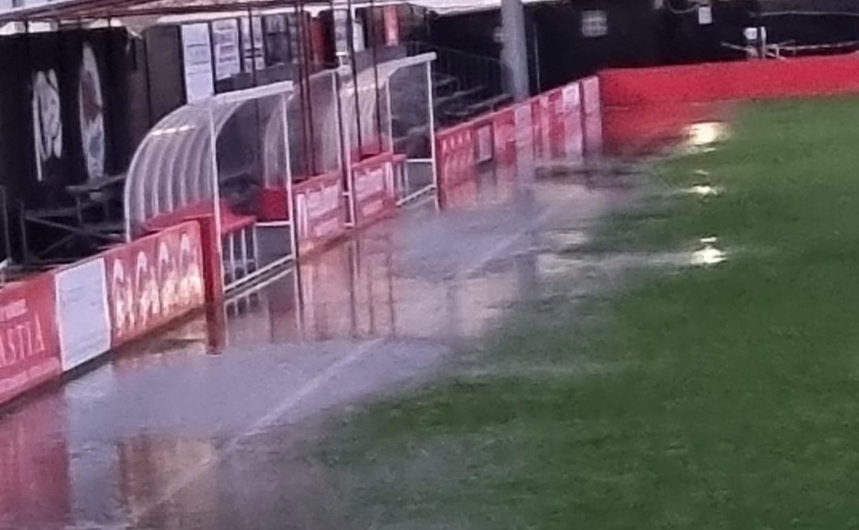 Zona de los banquillos del campo de San Lorenzo, este martes.