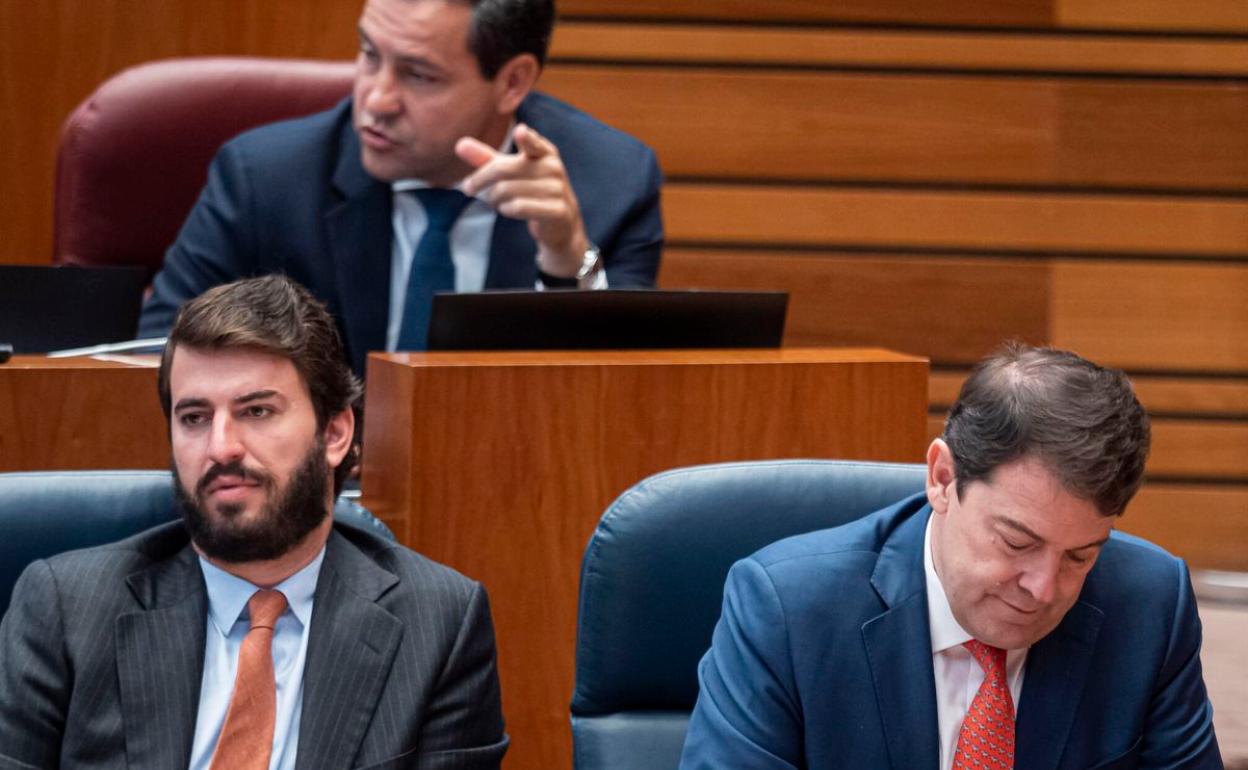 García Gallardo y Fernández Mañueco, durante una sesión del Parlamento de Castilla y León. 