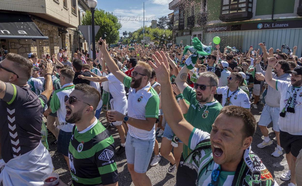 Aficionados racinguistas en el multitudinario desplazamiento a Gijón. 