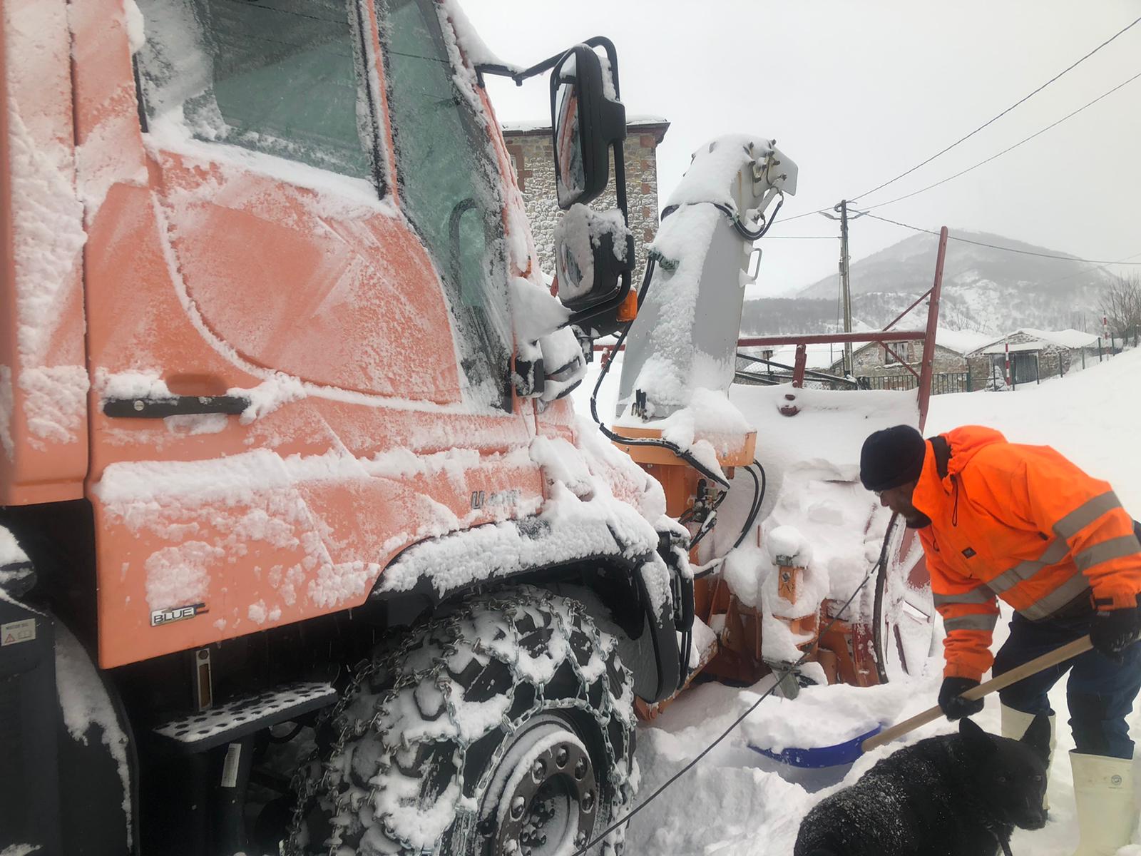 El alcalde de Tresviso, Javier Campo, limpia de nieve la máquina para abrir calles y carretera de acceso.