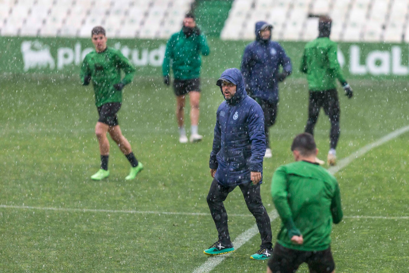 Fotos: Entrenamaiento del Racing bajo una granizada