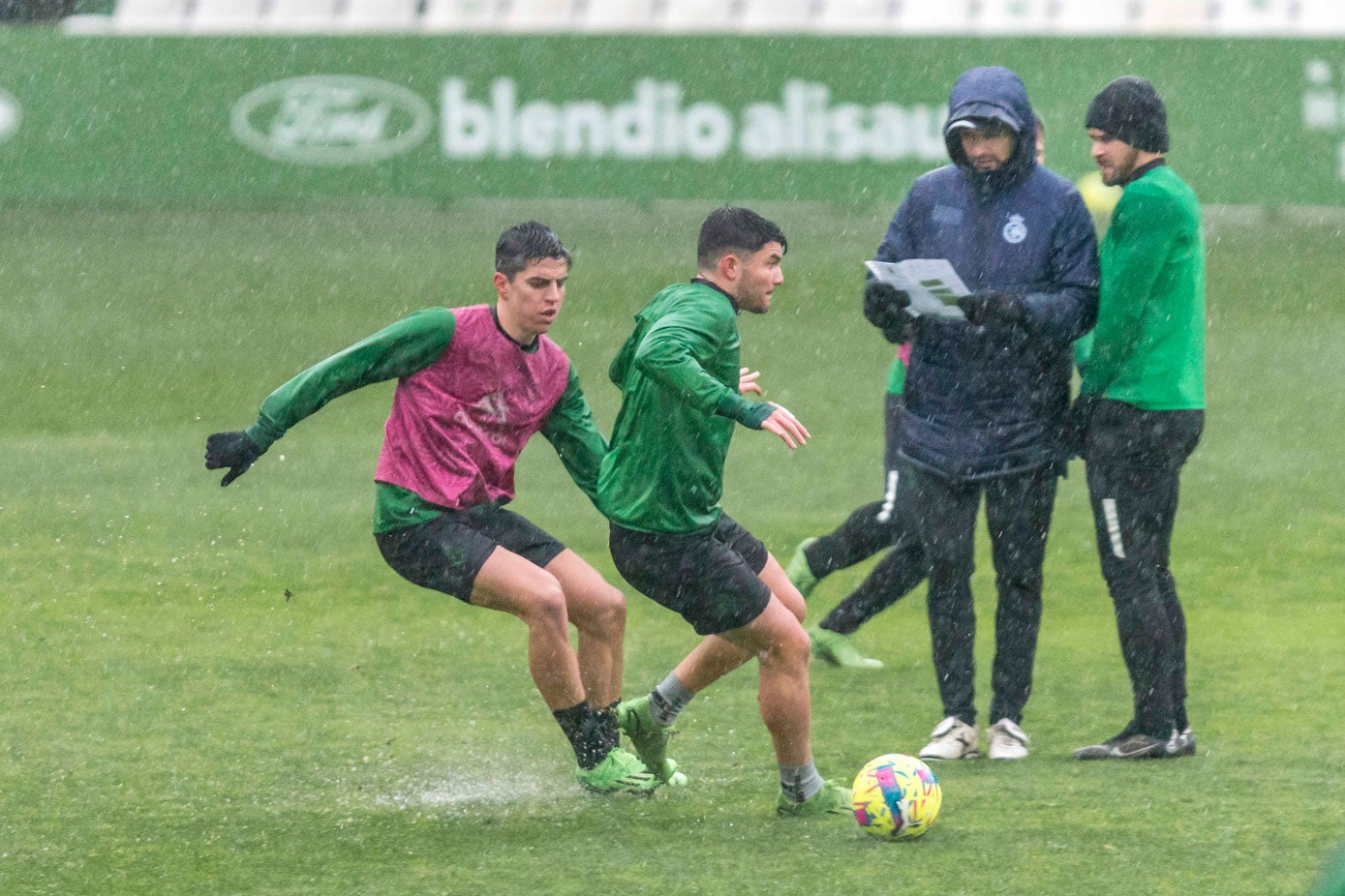 Fotos: Entrenamaiento del Racing bajo una granizada