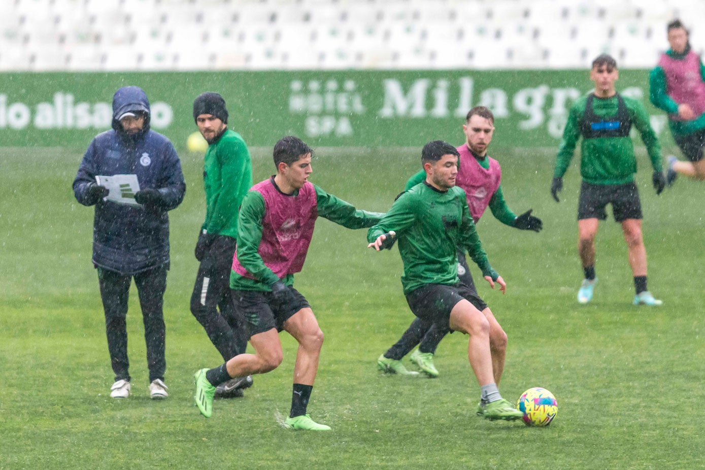 Fotos: Entrenamaiento del Racing bajo una granizada