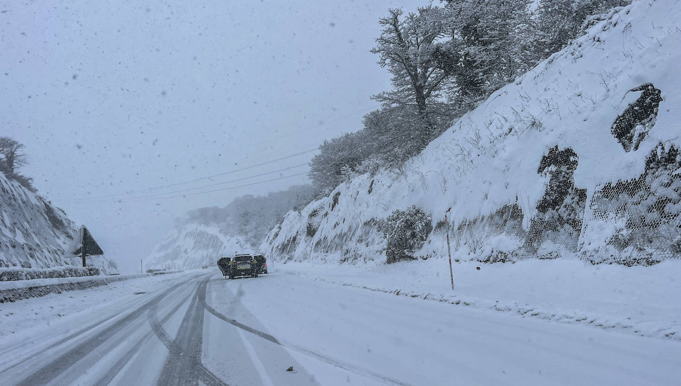 La nieve cubre la A-67 y dificulta el tráfico de los turismos mientras los camiones permanecen embolsados en Arenas de Iguña.