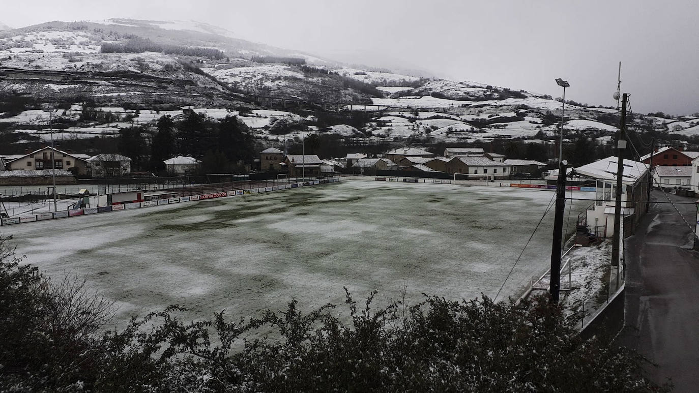 El campo de fútbol de Bárcena de Pie de Concha, cubierto parcialmente por la nieve.