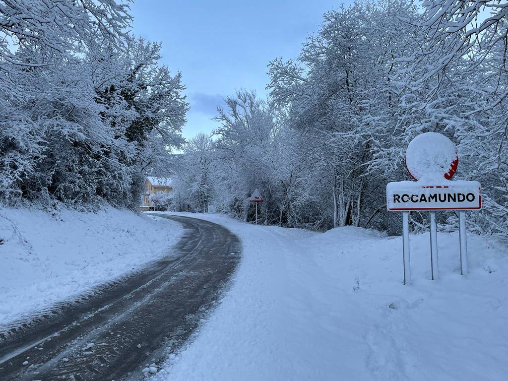 La nieve deja hermosas estampas en Valderredible, aunque complica la circulación en algunas carreteras de la zona.