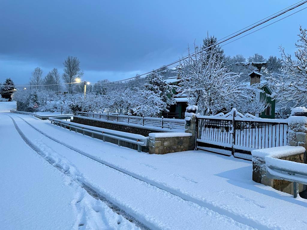 La nieve deja hermosas estampas en Valderredible.