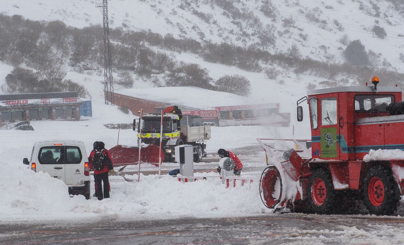 La estación de esquí de Alto Campoo está lista para abrir al público este viernes, 20 de enero. Los espesores alcanzados, de entre 20 y 40 centímetros de nieve polvo, permiten estrenar al fin la temporada. Abrirá al 30%, en un principio, si las condiciones son óptimas, que son cuatro pistas verdes y tres azules que, en total, suponen siete kilómetros esquiables. Además, se pondrán a disposición de los usuarios más de la mitad de los remontes (el 58 por ciento), así como dos telesillas, cuatro telesquíes y la cinta transportadora.