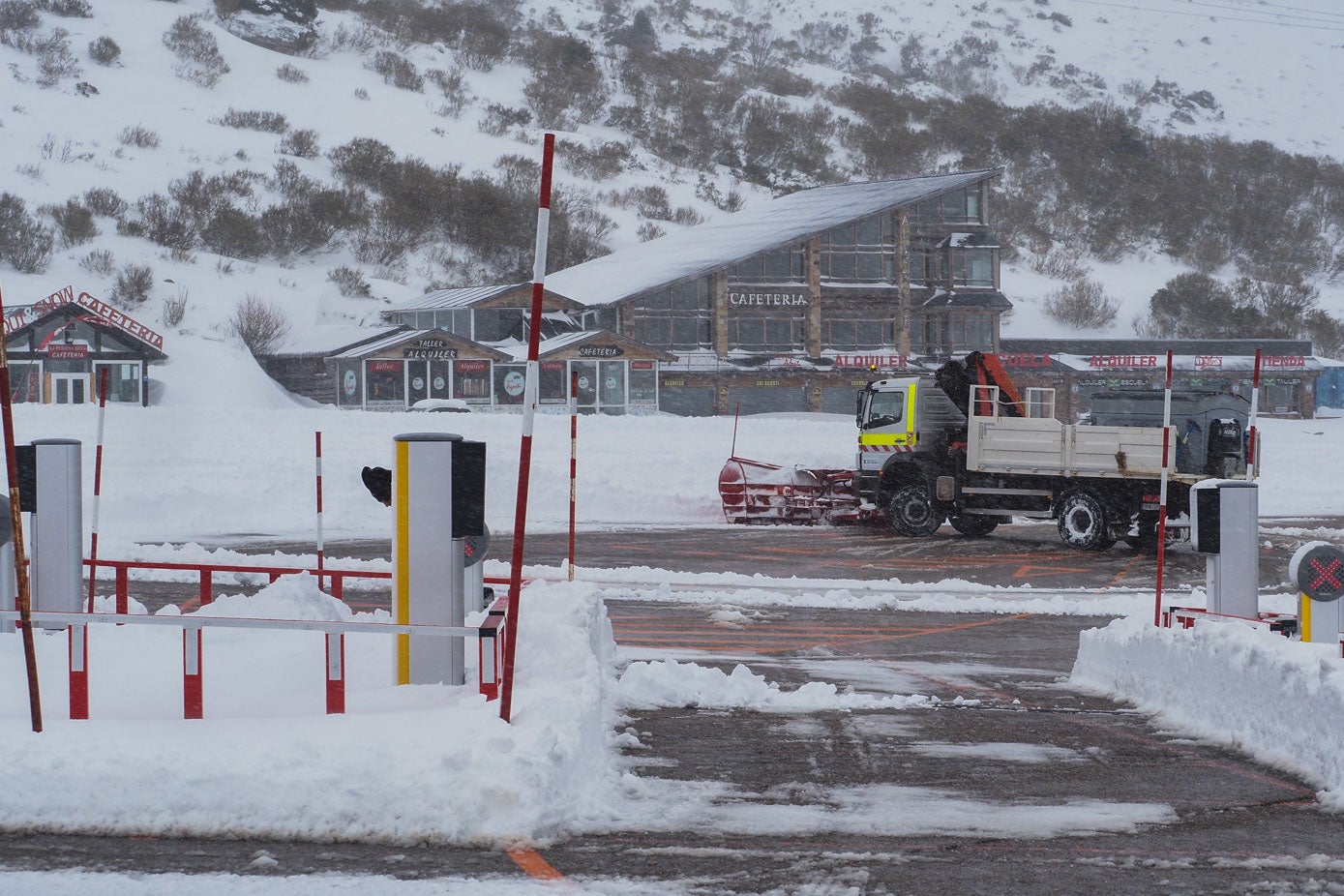 La estación de esquí de Alto Campoo está lista para abrir al público este viernes, 20 de enero. Los espesores alcanzados, de entre 20 y 40 centímetros de nieve polvo, permiten estrenar al fin la temporada. Abrirá al 30%, en un principio, si las condiciones son óptimas, que son cuatro pistas verdes y tres azules que, en total, suponen siete kilómetros esquiables. Además, se pondrán a disposición de los usuarios más de la mitad de los remontes (el 58 por ciento), así como dos telesillas, cuatro telesquíes y la cinta transportadora.