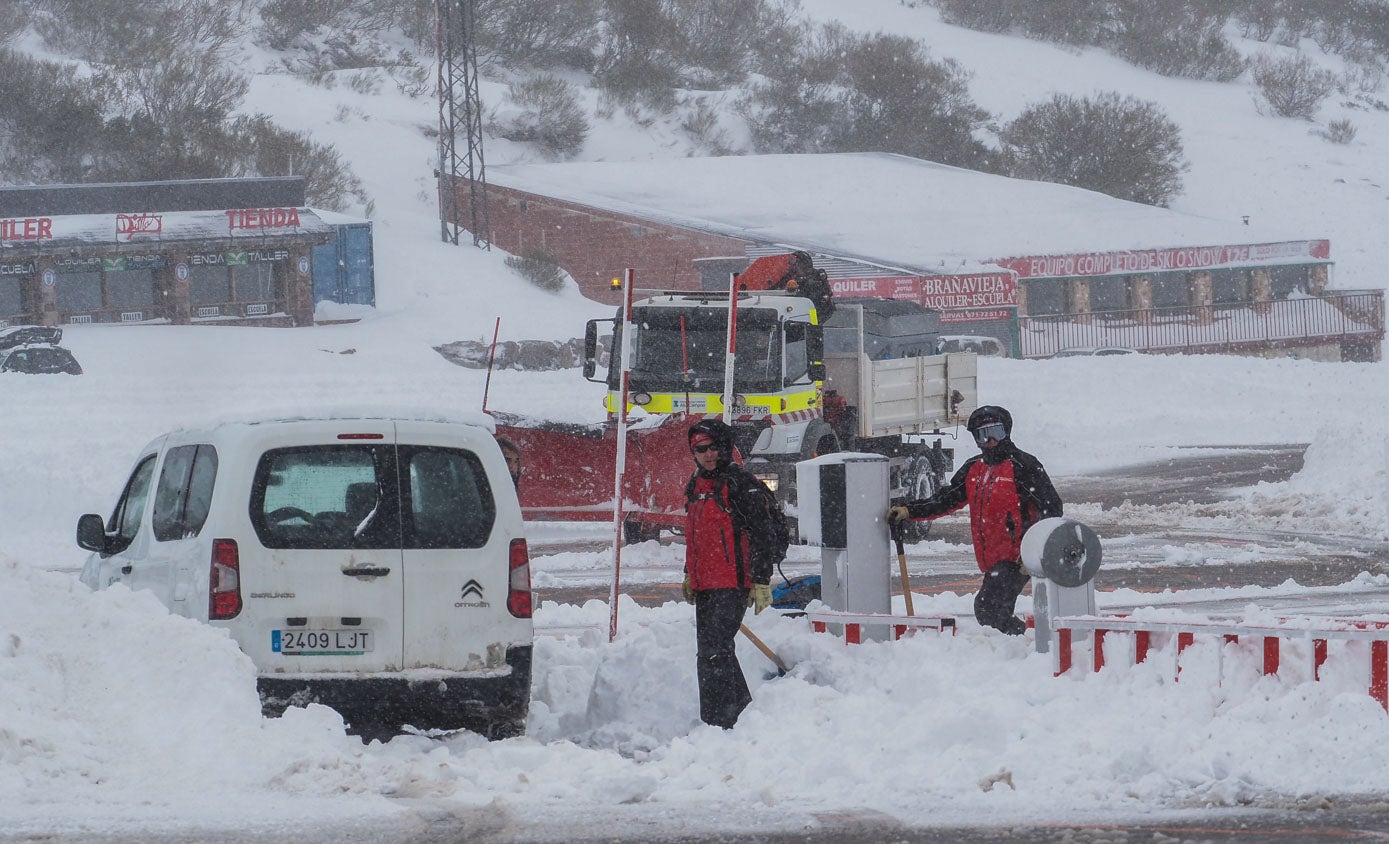 La estación de esquí de Alto Campoo está lista para abrir al público este viernes, 20 de enero. Los espesores alcanzados, de entre 20 y 40 centímetros de nieve polvo, permiten estrenar al fin la temporada. Abrirá al 30%, en un principio, si las condiciones son óptimas, que son cuatro pistas verdes y tres azules que, en total, suponen siete kilómetros esquiables. Además, se pondrán a disposición de los usuarios más de la mitad de los remontes (el 58 por ciento), así como dos telesillas, cuatro telesquíes y la cinta transportadora.