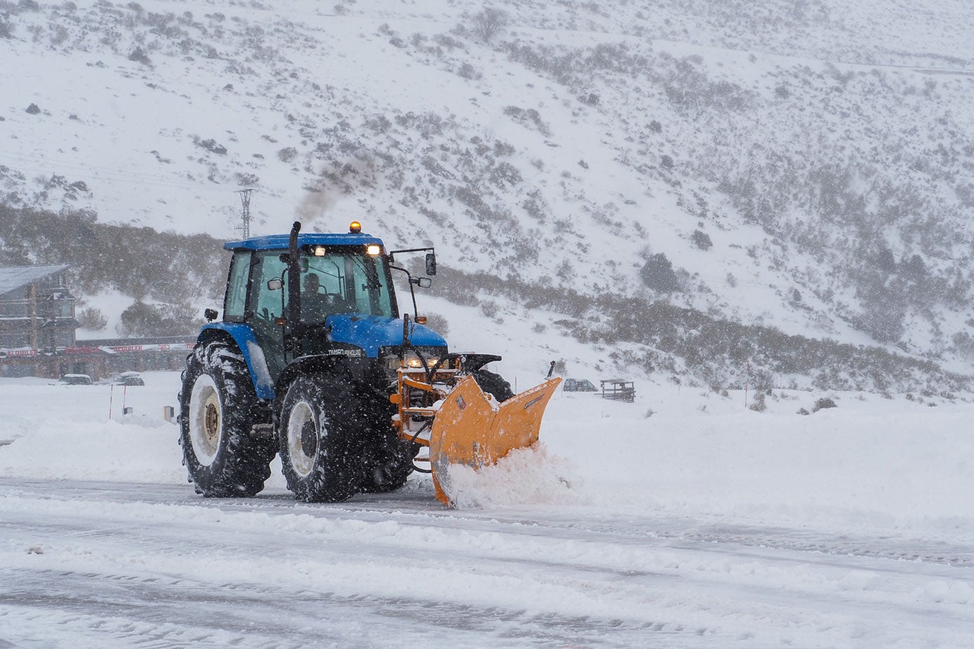 La estación de esquí de Alto Campoo está lista para abrir al público este viernes, 20 de enero. Los espesores alcanzados, de entre 20 y 40 centímetros de nieve polvo, permiten estrenar al fin la temporada. Abrirá al 30%, en un principio, si las condiciones son óptimas, que son cuatro pistas verdes y tres azules que, en total, suponen siete kilómetros esquiables. Además, se pondrán a disposición de los usuarios más de la mitad de los remontes (el 58 por ciento), así como dos telesillas, cuatro telesquíes y la cinta transportadora.