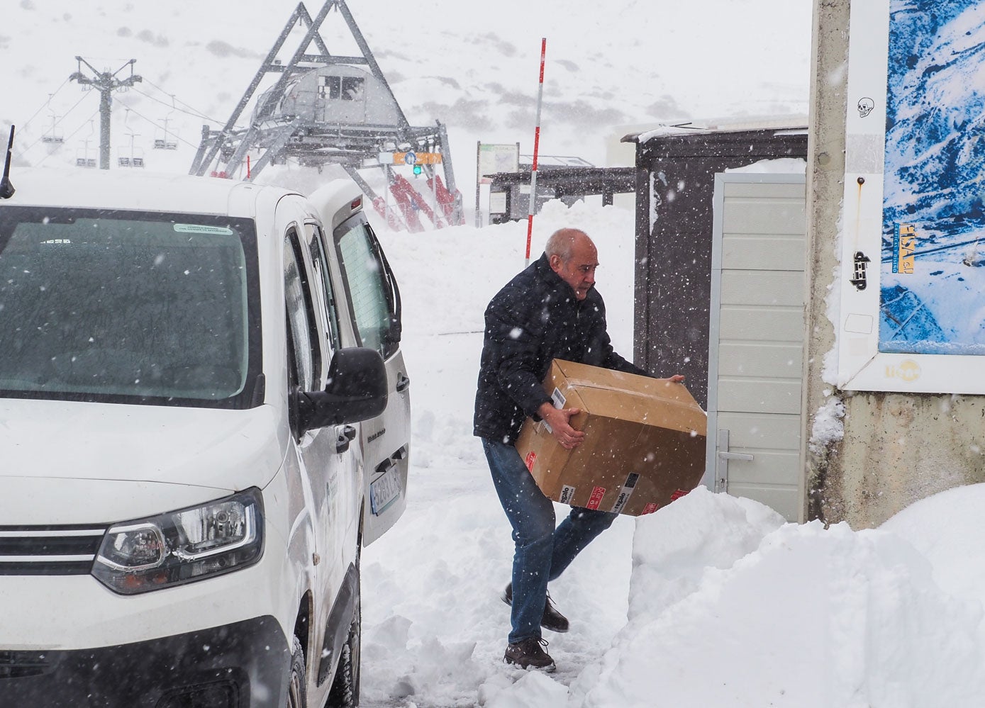 La estación de esquí de Alto Campoo está lista para abrir al público este viernes, 20 de enero. Los espesores alcanzados, de entre 20 y 40 centímetros de nieve polvo, permiten estrenar al fin la temporada. Abrirá al 30%, en un principio, si las condiciones son óptimas, que son cuatro pistas verdes y tres azules que, en total, suponen siete kilómetros esquiables. Además, se pondrán a disposición de los usuarios más de la mitad de los remontes (el 58 por ciento), así como dos telesillas, cuatro telesquíes y la cinta transportadora.