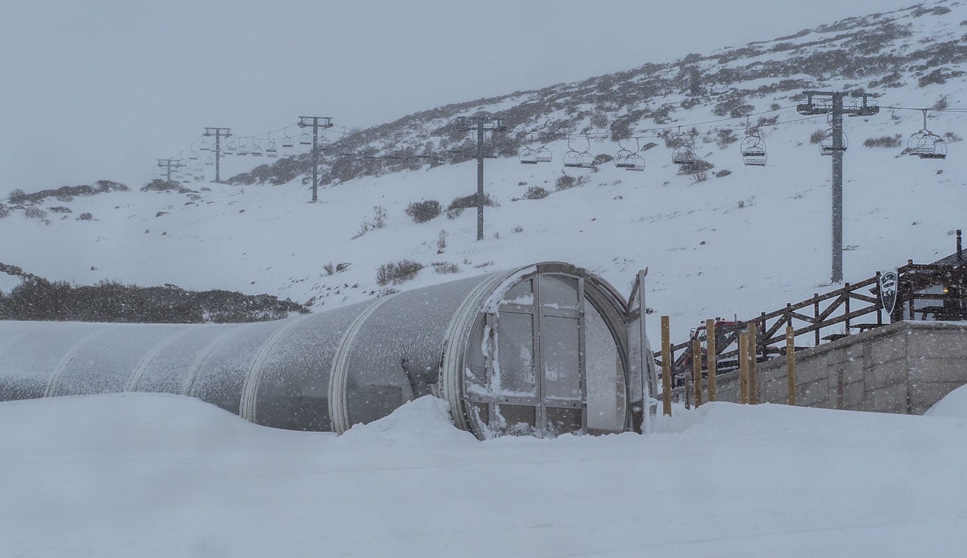 La estación de esquí de Alto Campoo está lista para abrir al público este viernes, 20 de enero. Los espesores alcanzados, de entre 20 y 40 centímetros de nieve polvo, permiten estrenar al fin la temporada. Abrirá al 30%, en un principio, si las condiciones son óptimas, que son cuatro pistas verdes y tres azules que, en total, suponen siete kilómetros esquiables. Además, se pondrán a disposición de los usuarios más de la mitad de los remontes (el 58 por ciento), así como dos telesillas, cuatro telesquíes y la cinta transportadora.