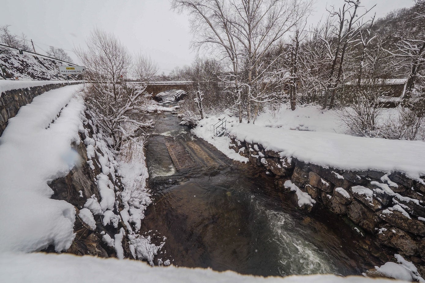 Fotos: Los campurrianos reciben la nieve con alegría