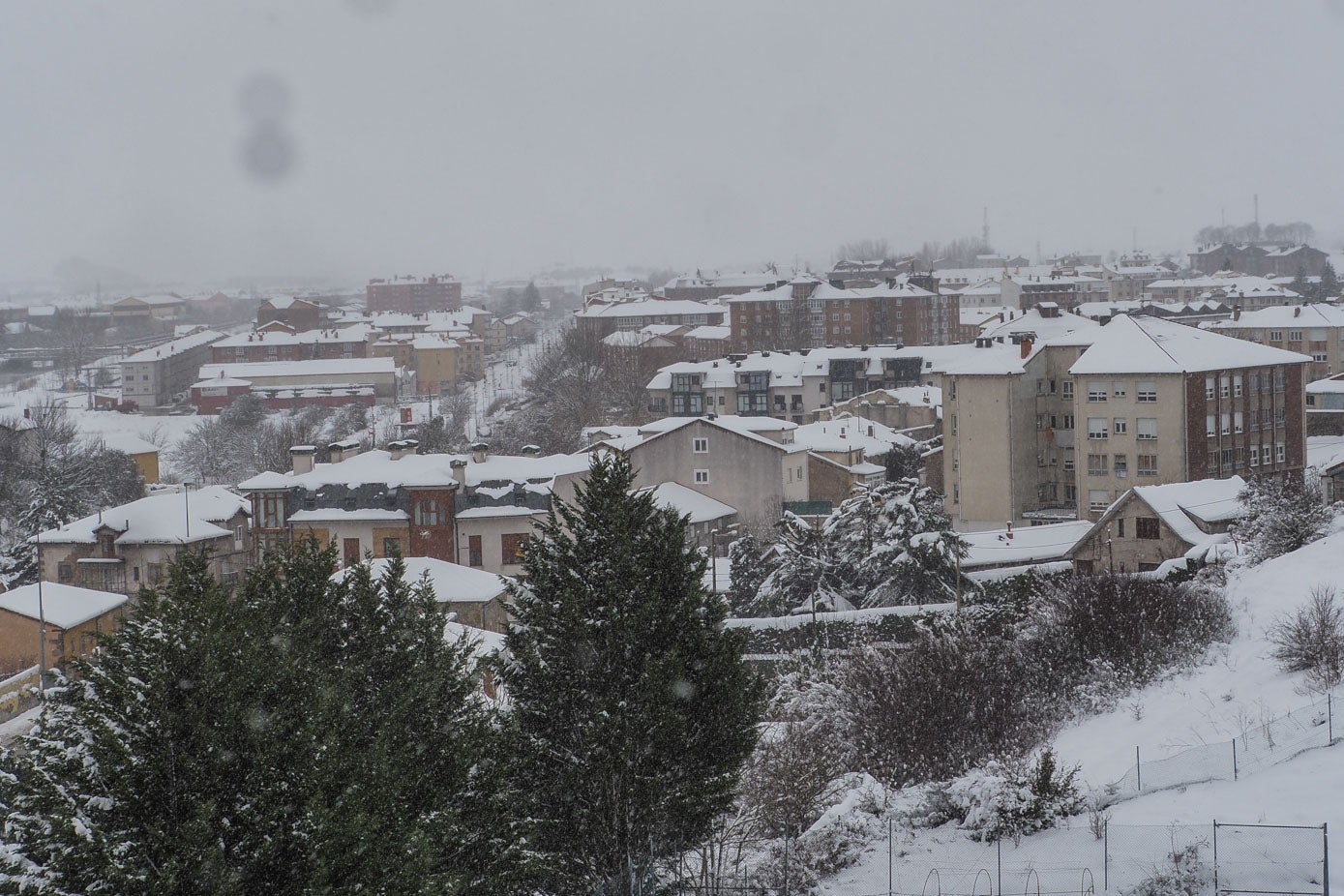 Fotos: Los campurrianos reciben la nieve con alegría