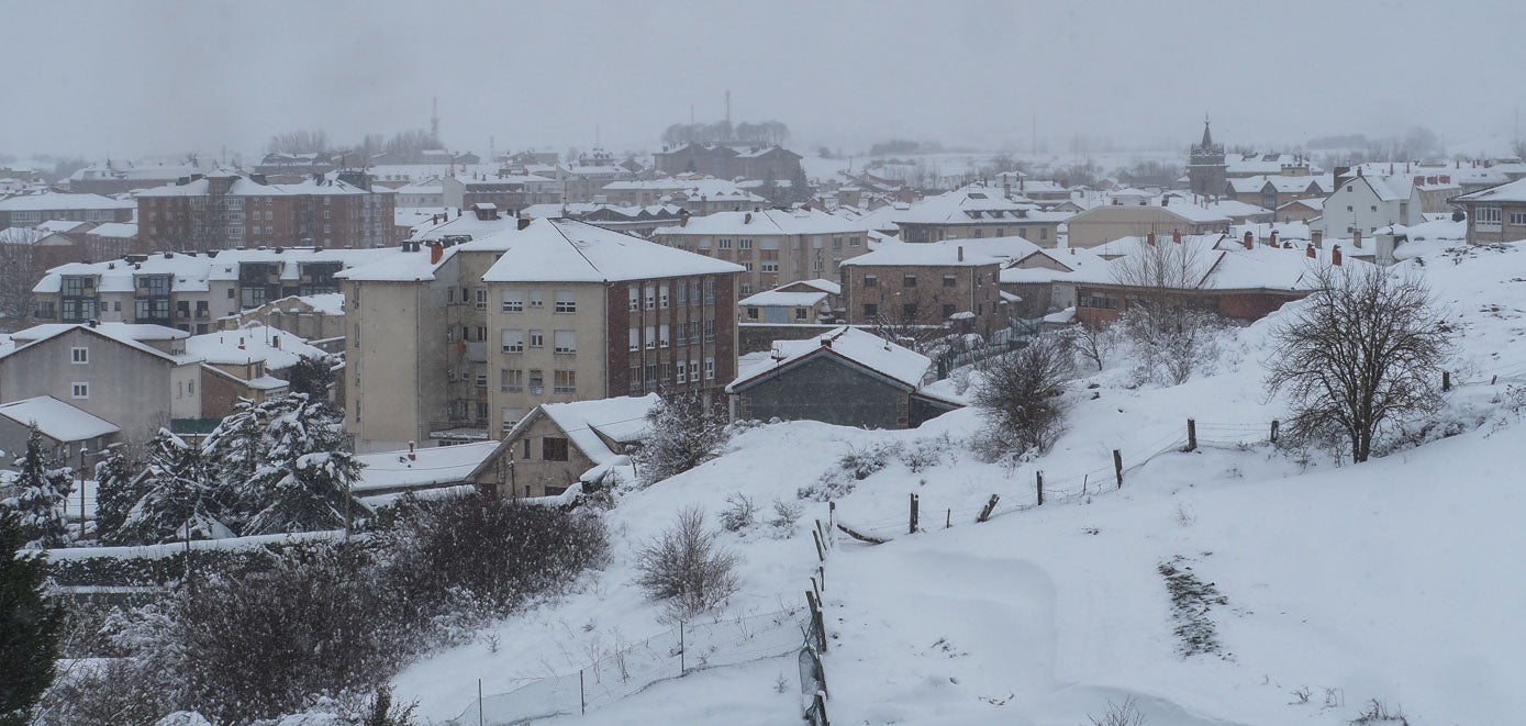 Fotos: Los campurrianos reciben la nieve con alegría