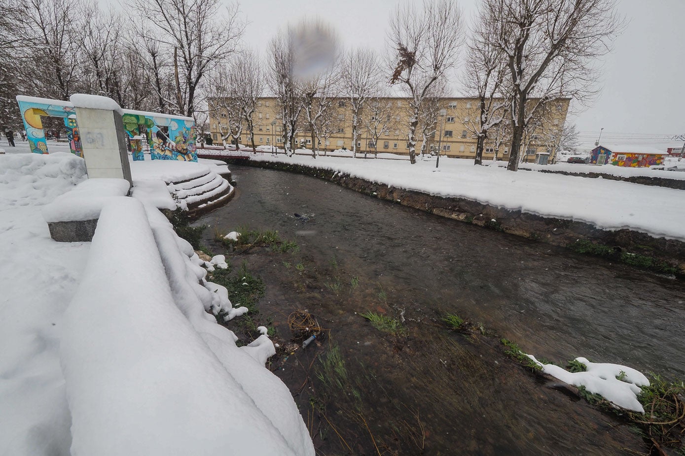 Fotos: Los campurrianos reciben la nieve con alegría