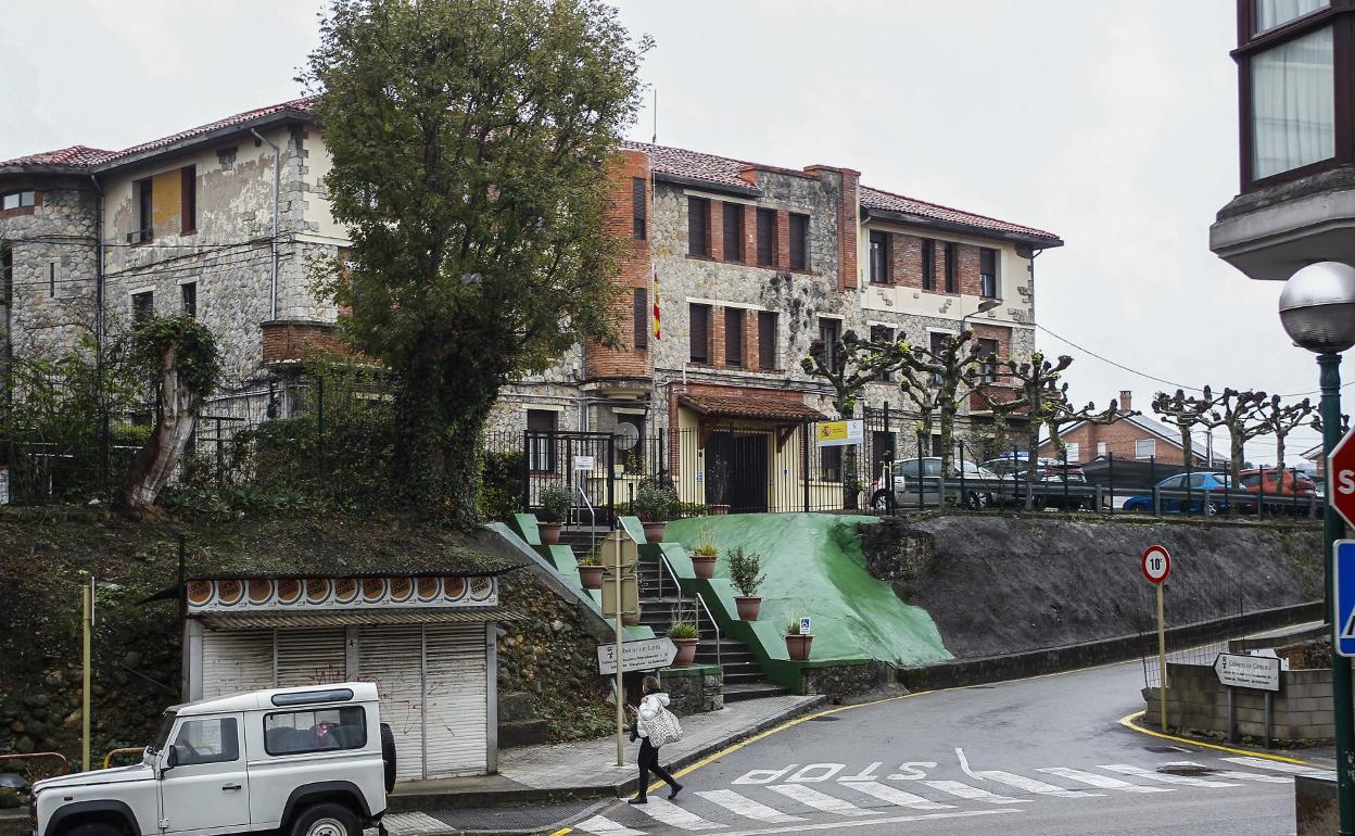 Una mujer cruza la calle frente al cuartel de la Guardia Civil de Torrelavega, ubicado en Sierrapando. 