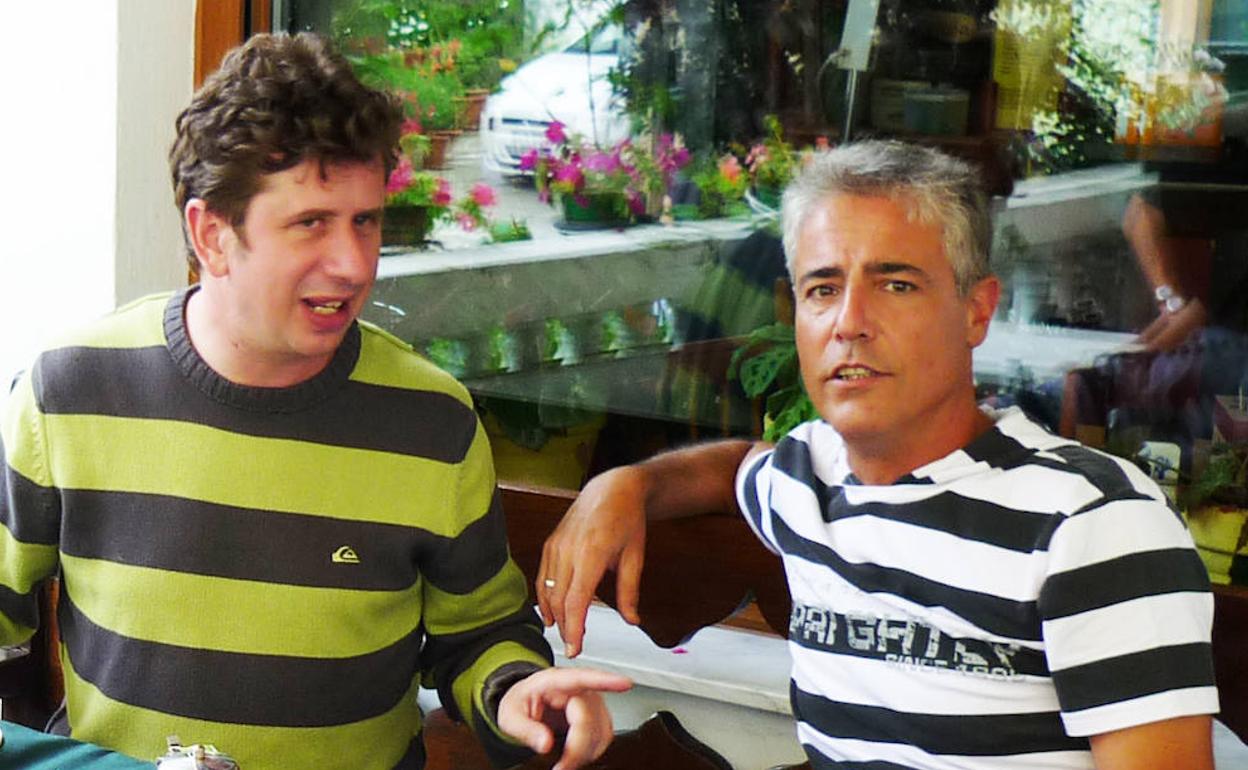 El actor Gabino Diego junto al historiador pasiego Javier Gómez Arroyo en Vega de Pas en el año 2011. 