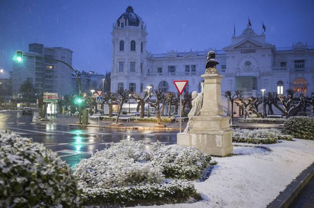 No es habitual ver el Gran Casino nevado. Aquel invierno de 2018 la postal en El Sardinero era distinta. Nada de playas y gente caminando por la orilla. La imagen para enmarcar dejó un edificio blanco rodeado por el mismo color.