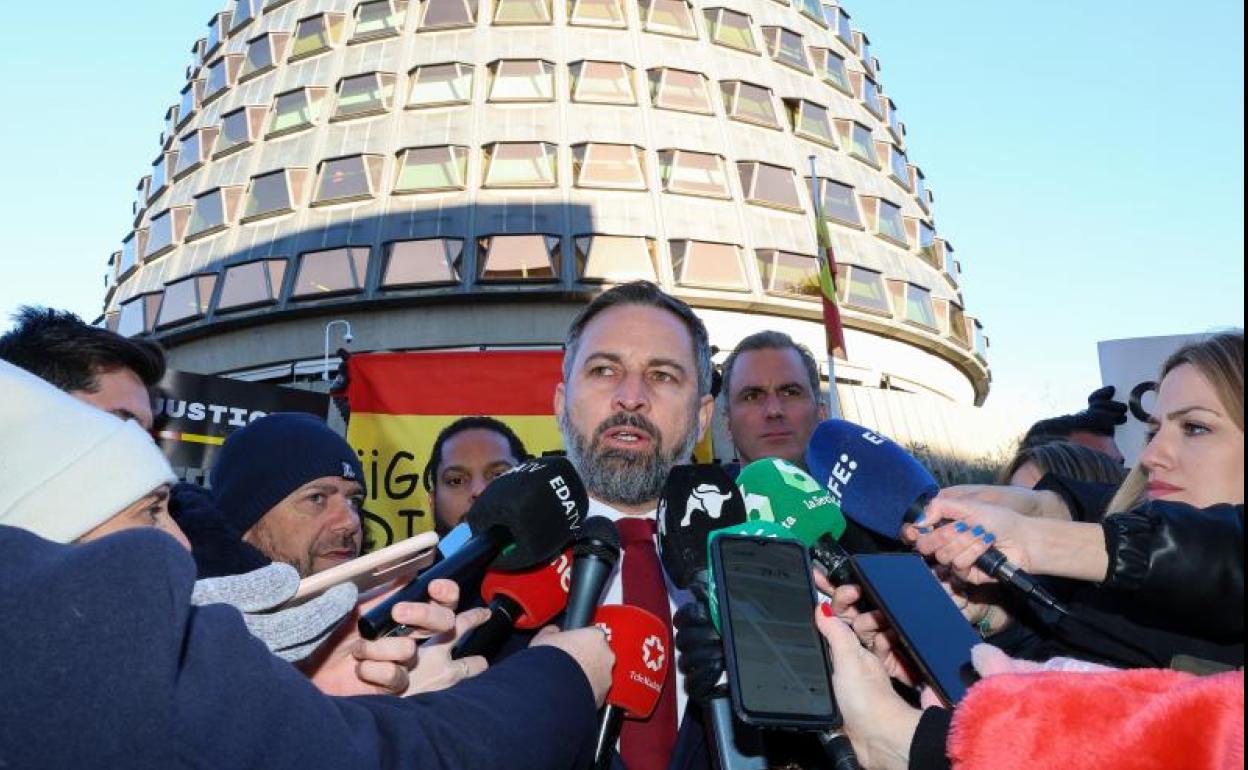 Santiago Abascal, presidente de Vox, atiende a los medios ante el Tribunal Constitucional. 