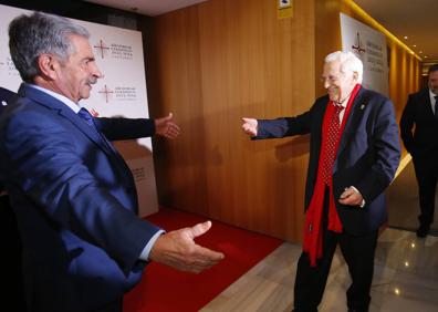 Imagen secundaria 1 - Arriba, Bertín Osborne; el empresario José Luis López, conocido como El Turronero; el torero Padilla y el actor Miguel Ángel Silvestre. Abajo, Revilla recibiendo al Padre Ángel. A la derecha, Okuda.