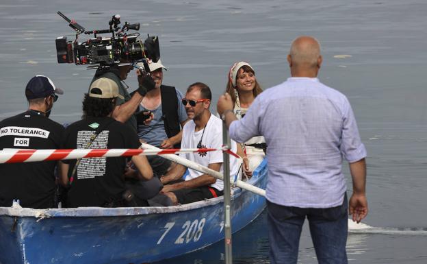 Michelle Jenner en una de las escenas grabadas en San Vicente de la Barquera.