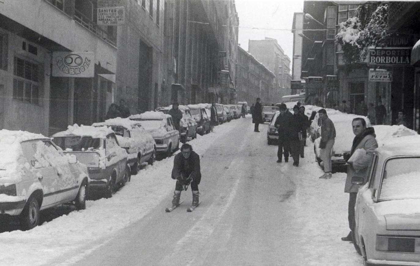 Por primera vez se bajó, en lugar de subir, por la calle Guevara. Ahora bien, el medio de transporte no fue precisamente un coche, más bien fueron unos esquís. Los vecinos de la zona aprovecharon la nevada de 1985 para practicar deportes de invierno.