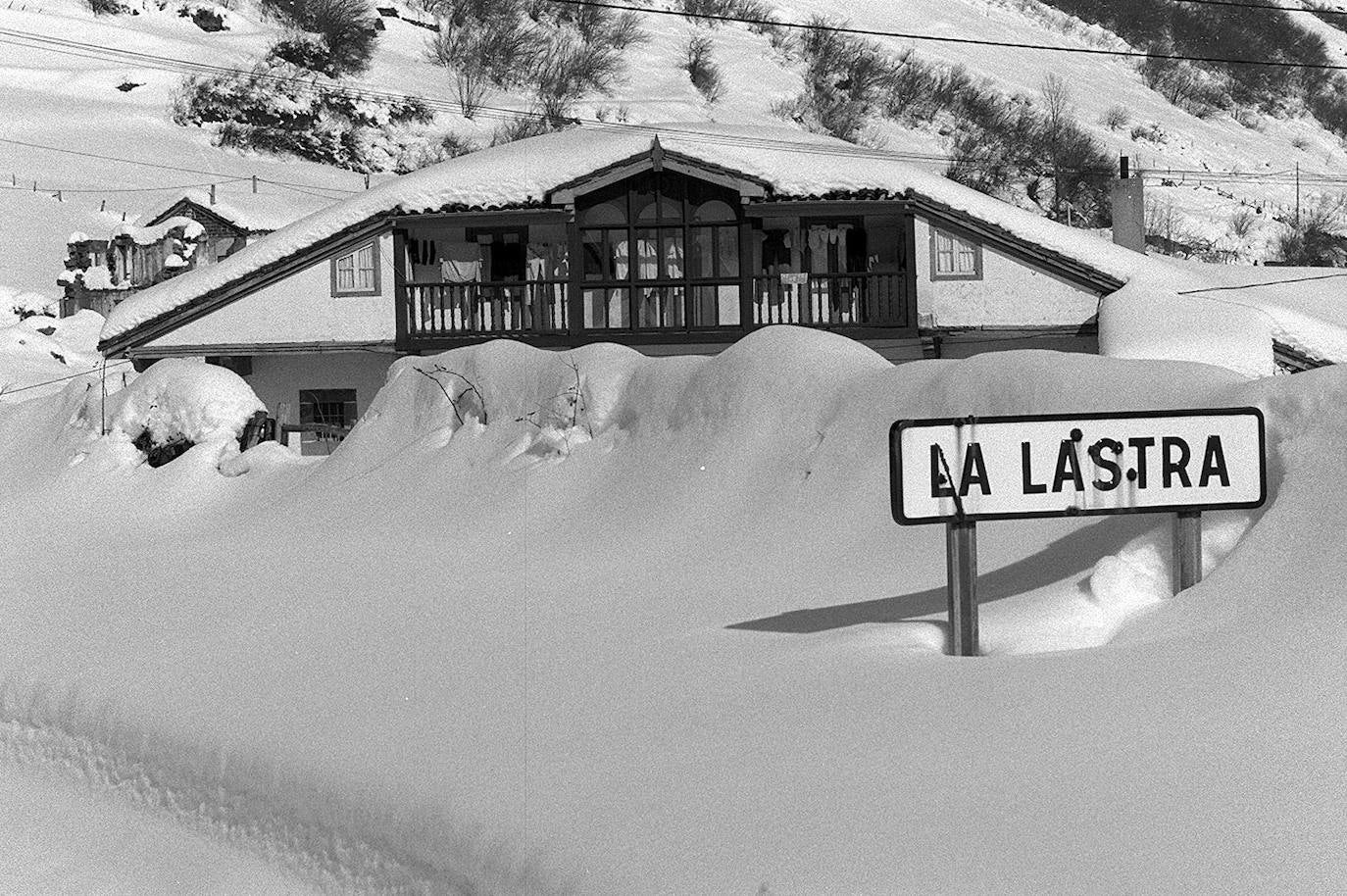 'El temporal colapsa la región y aísla varios pueblos'. Es el titular que este periódico usó para informar de la nevada de aquel año. El texto comenzaba así: «La nieve cerró casi todos los puertos, incomunicando un centenar de pueblos y causó múltiples problemas en la red viaria». La imagen se tomó aquel invierno, en el pueblo de La Lastra.