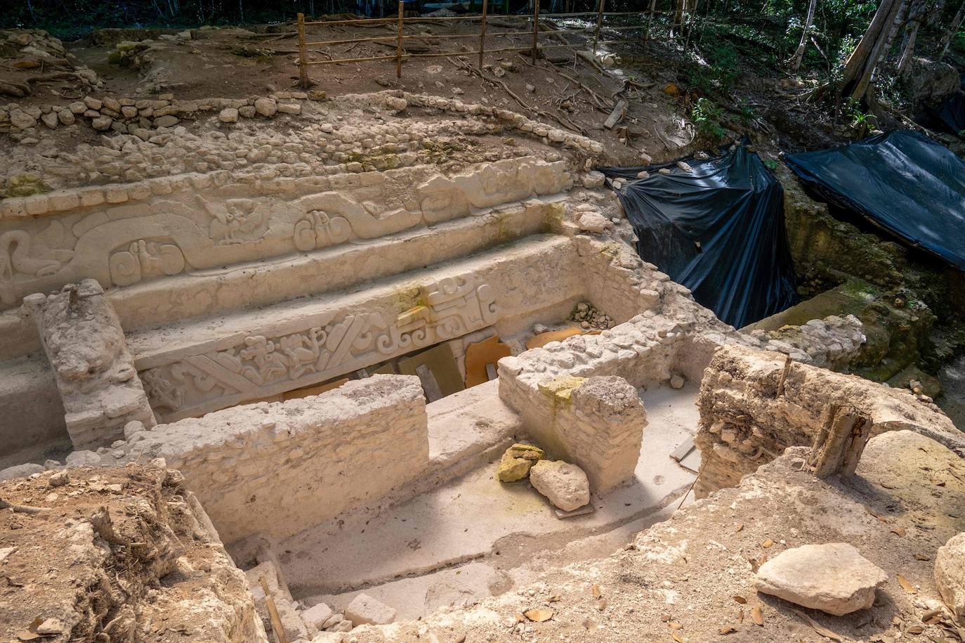 Un grupo de geólogos ha descubierto al norte del país unos restos de la civilización maya que han estado ocultos durante siglos bajo la penumbra de una selva tropical. Entre el vasto manto verde de la selva emerge, entre otras, la cresta de la Danta, una de las pirámides más grandes del mundo ubicada en la megaciudad maya El Mirador