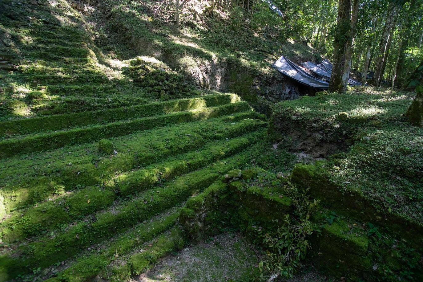 Un grupo de geólogos ha descubierto al norte del país unos restos de la civilización maya que han estado ocultos durante siglos bajo la penumbra de una selva tropical. Entre el vasto manto verde de la selva emerge, entre otras, la cresta de la Danta, una de las pirámides más grandes del mundo ubicada en la megaciudad maya El Mirador