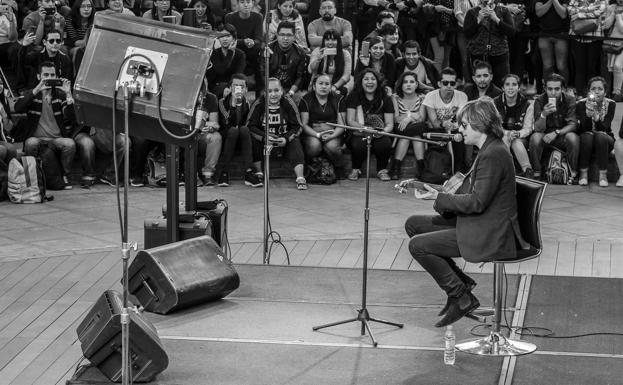 Imagen principal - 1. Nacho Vegas en un concierto ofrecido en Santander. | 2. Lola Herrera regresa al Palacio de Festivales. | 3. Cartel de '¡Viva la Frida!', obra que se representará en la sala Contigo Tres Teatro.