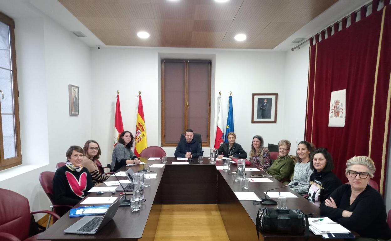 Ramales celebró su primera mesa municipal por el envejecimiento activo