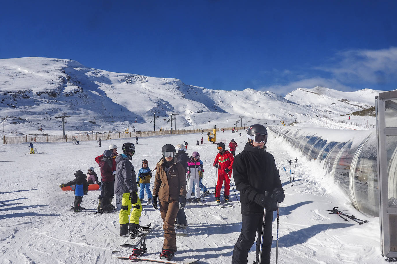 os amantes de la nieve tenían este sábado a su disposición hasta las cinco de la tarde cuatro pistas verdes (Calgosa I y II y Tobogán I y II) y cuatro azules (Piedruecos I y II y Río Hijar I Superior y Río Híjar II).