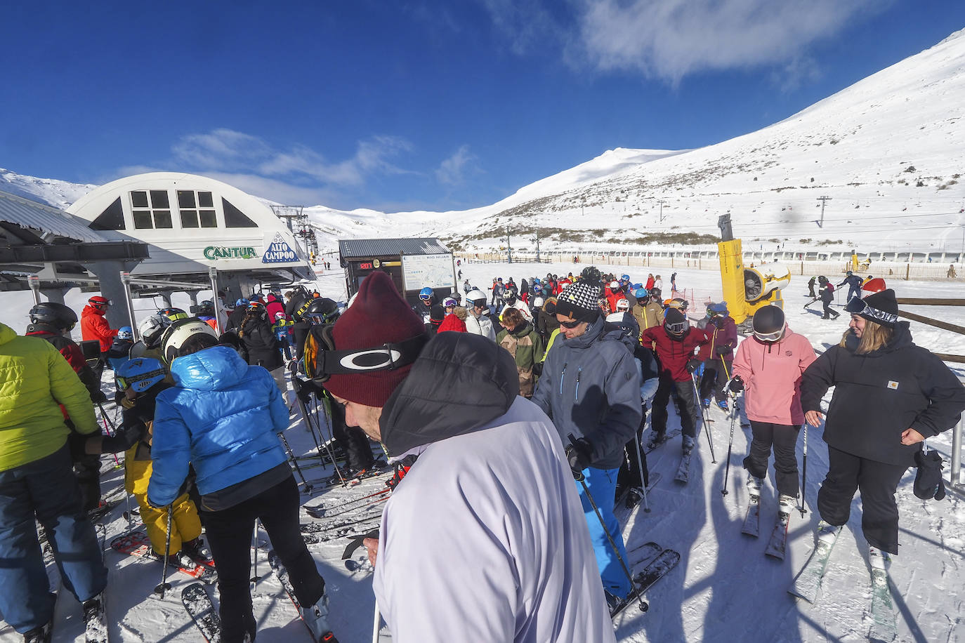 El sol animó a muchos esquiadores a subir a la estación de Alto Campoo a media mañana.