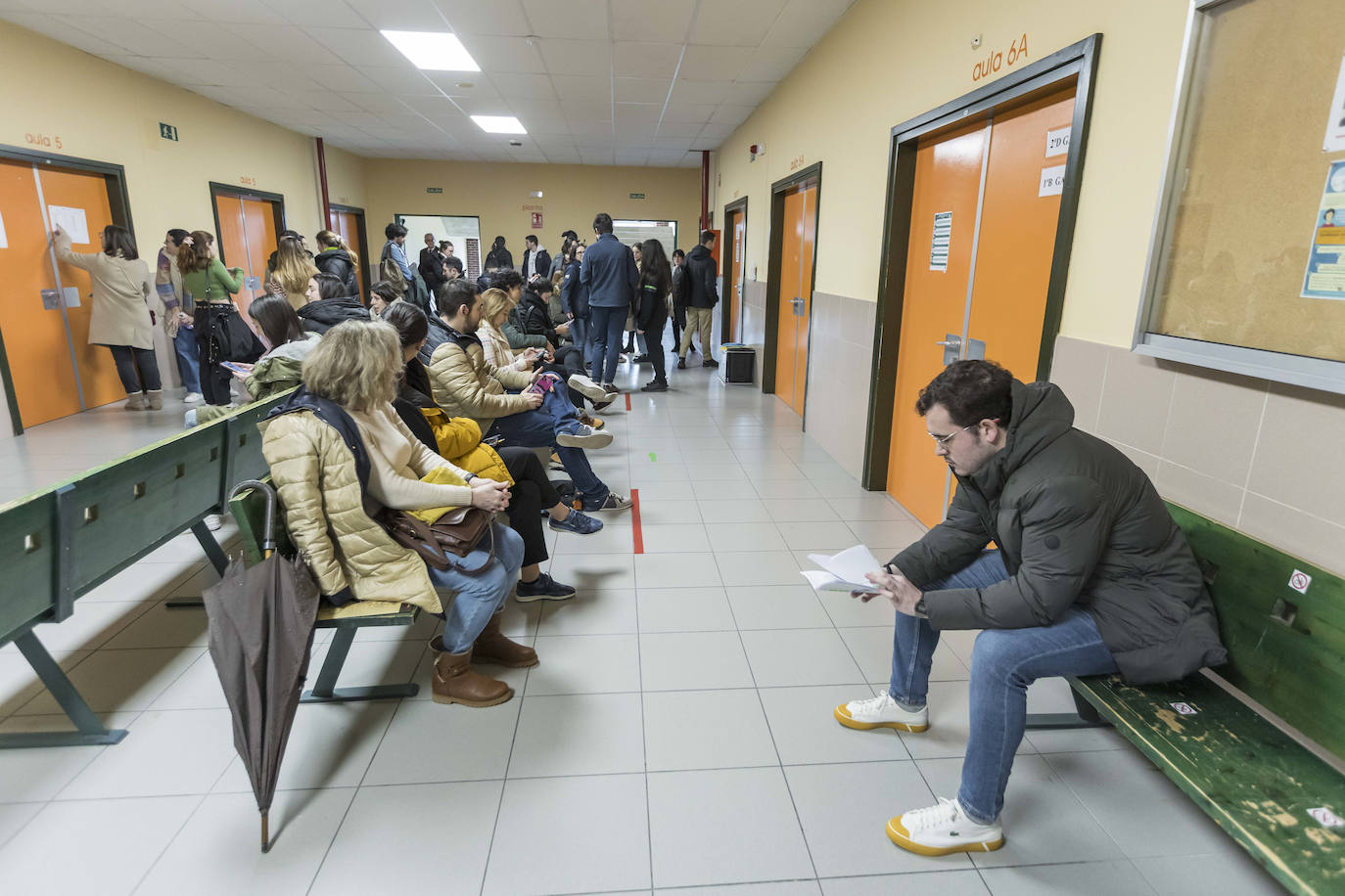 Las puertas de la Facultad de Ciencias Económicas y Derecho se abrieron este sábado para los alumnos que se presentaban al examen de Formación Sanitaria Especializada (para Medicina, Enfermería, Farmacia o Psicología) 