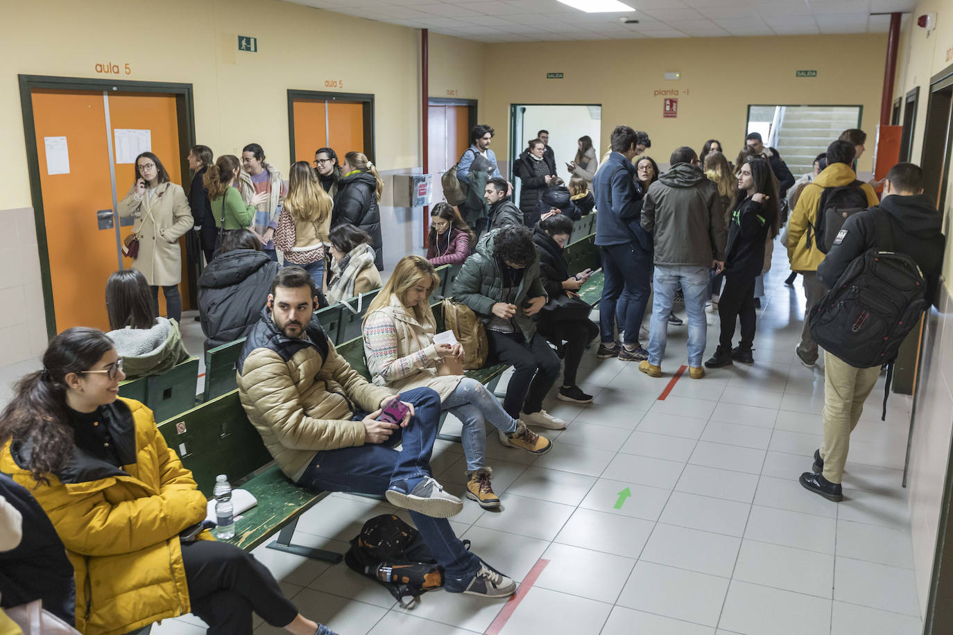 Las puertas de la Facultad de Ciencias Económicas y Derecho se abrieron este sábado para los alumnos que se presentaban al examen de Formación Sanitaria Especializada (para Medicina, Enfermería, Farmacia o Psicología) 