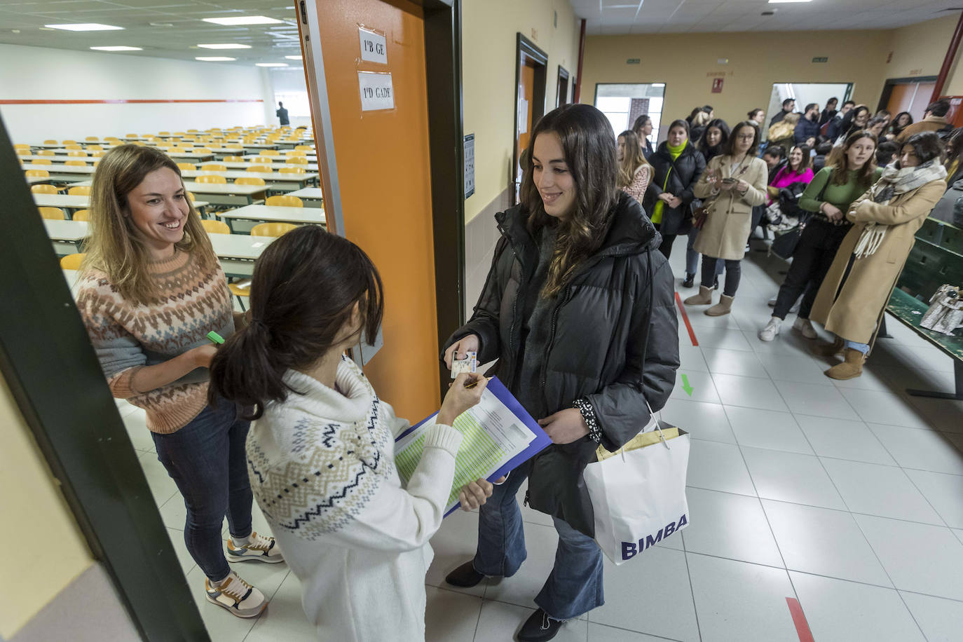 Las puertas de la Facultad de Ciencias Económicas y Derecho se abrieron este sábado para los alumnos que se presentaban al examen de Formación Sanitaria Especializada (para Medicina, Enfermería, Farmacia o Psicología) 