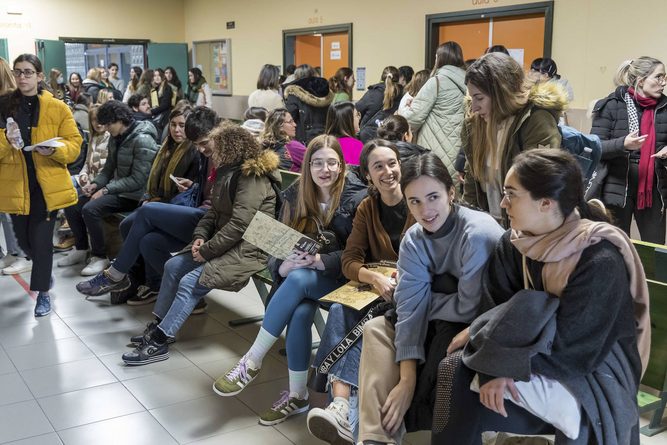 Las puertas de la Facultad de Ciencias Económicas y Derecho se abrieron este sábado para los alumnos que se presentaban al examen de Formación Sanitaria Especializada (para Medicina, Enfermería, Farmacia o Psicología) 