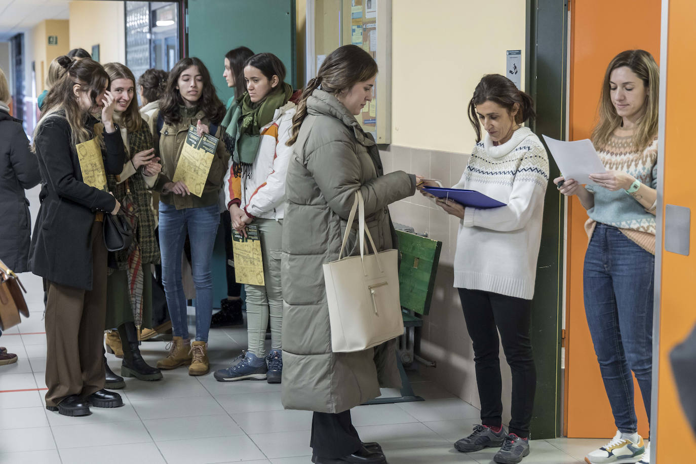 Las puertas de la Facultad de Ciencias Económicas y Derecho se abrieron este sábado para los alumnos que se presentaban al examen de Formación Sanitaria Especializada (para Medicina, Enfermería, Farmacia o Psicología) 