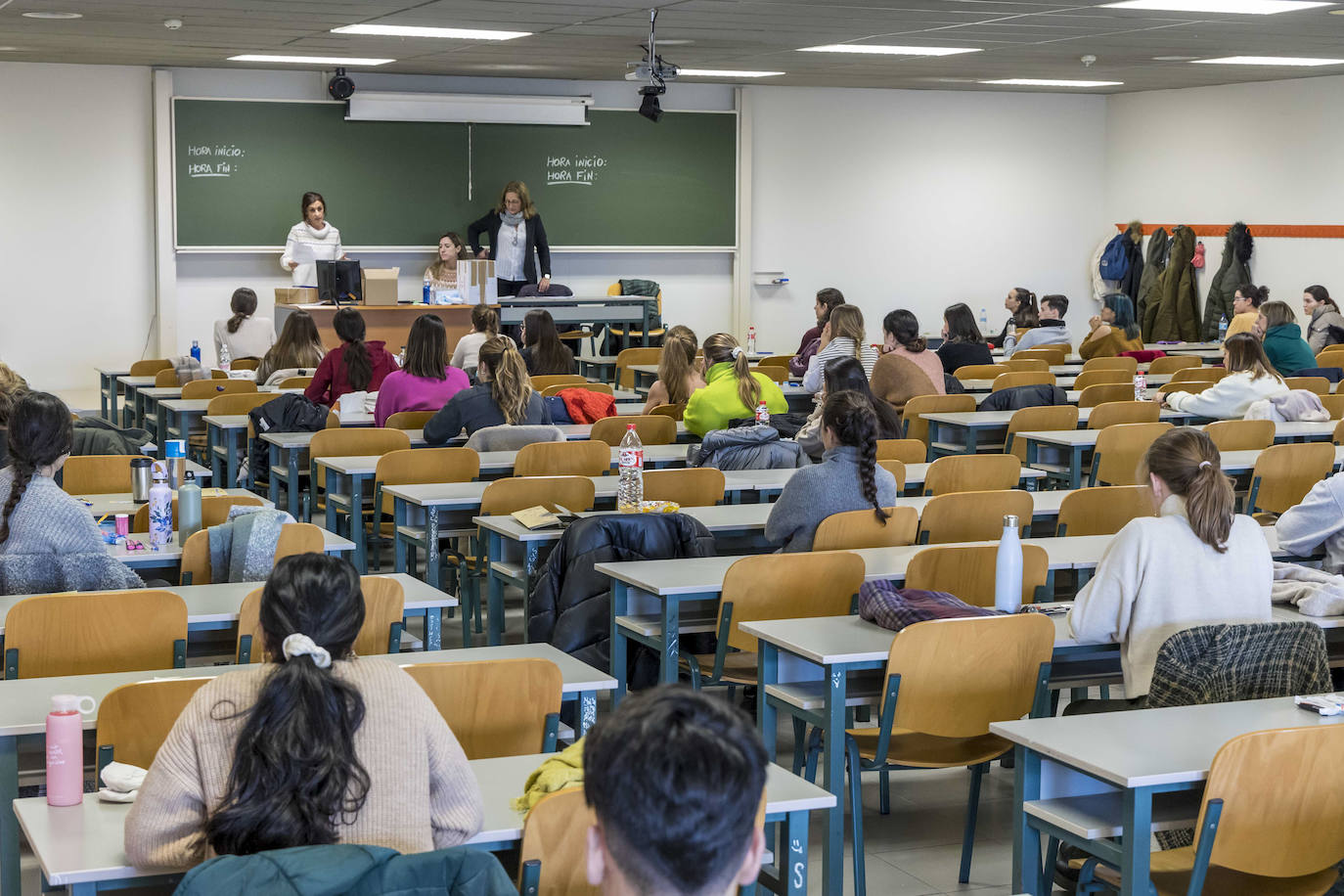 Las puertas de la Facultad de Ciencias Económicas y Derecho se abrieron este sábado para los alumnos que se presentaban al examen de Formación Sanitaria Especializada (para Medicina, Enfermería, Farmacia o Psicología) 