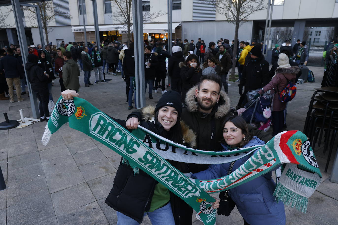 Fotos: La afición del Racing calienta en Vitoria para el partido de las 21.00