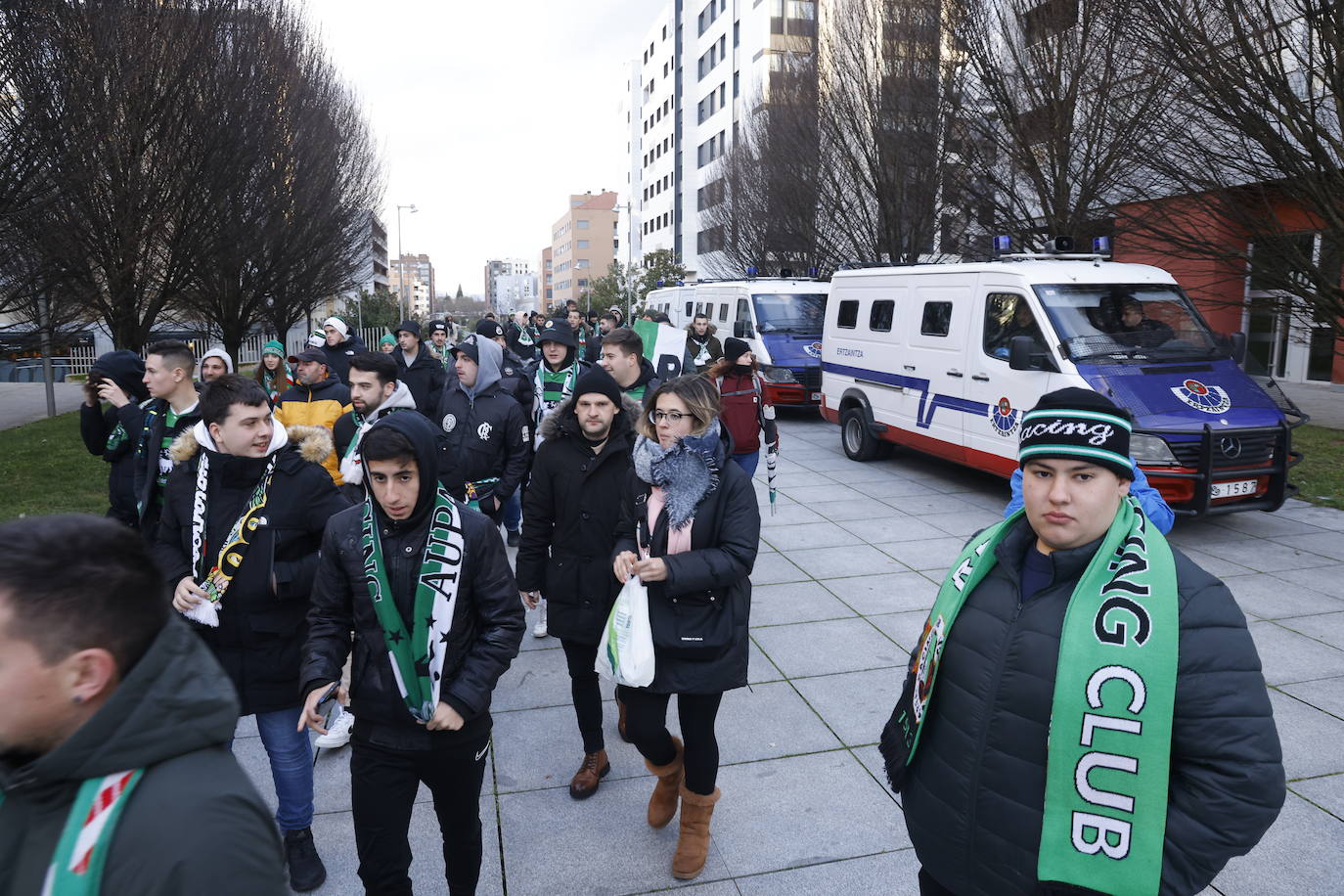 Fotos: La afición del Racing calienta en Vitoria para el partido de las 21.00