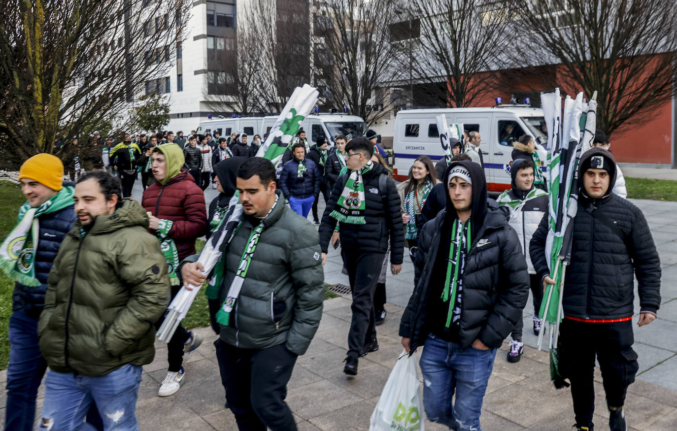 Fotos: La afición del Racing calienta en Vitoria para el partido de las 21.00